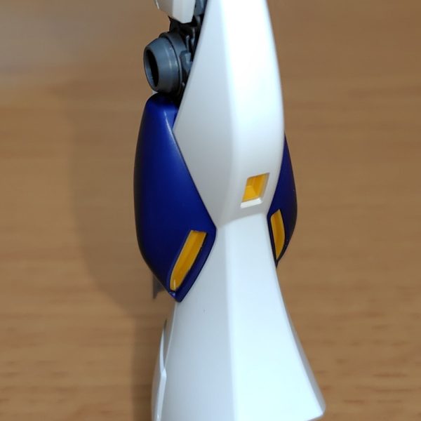 EGのνガンダム股関節はボールジョイントだから稼働に難有り。エアリアル等股関節ジョイントとは棒のサイズが同じな為、はめ込みが可能。腰部もキャリバーンの腰部を接着移植。腰部側面装甲と干渉するが大開脚が可能になった。（2枚目）