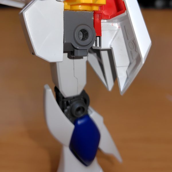 EGのνガンダム股関節はボールジョイントだから稼働に難有り。エアリアル等股関節ジョイントとは棒のサイズが同じな為、はめ込みが可能。腰部もキャリバーンの腰部を接着移植。腰部側面装甲と干渉するが大開脚が可能になった。（3枚目）