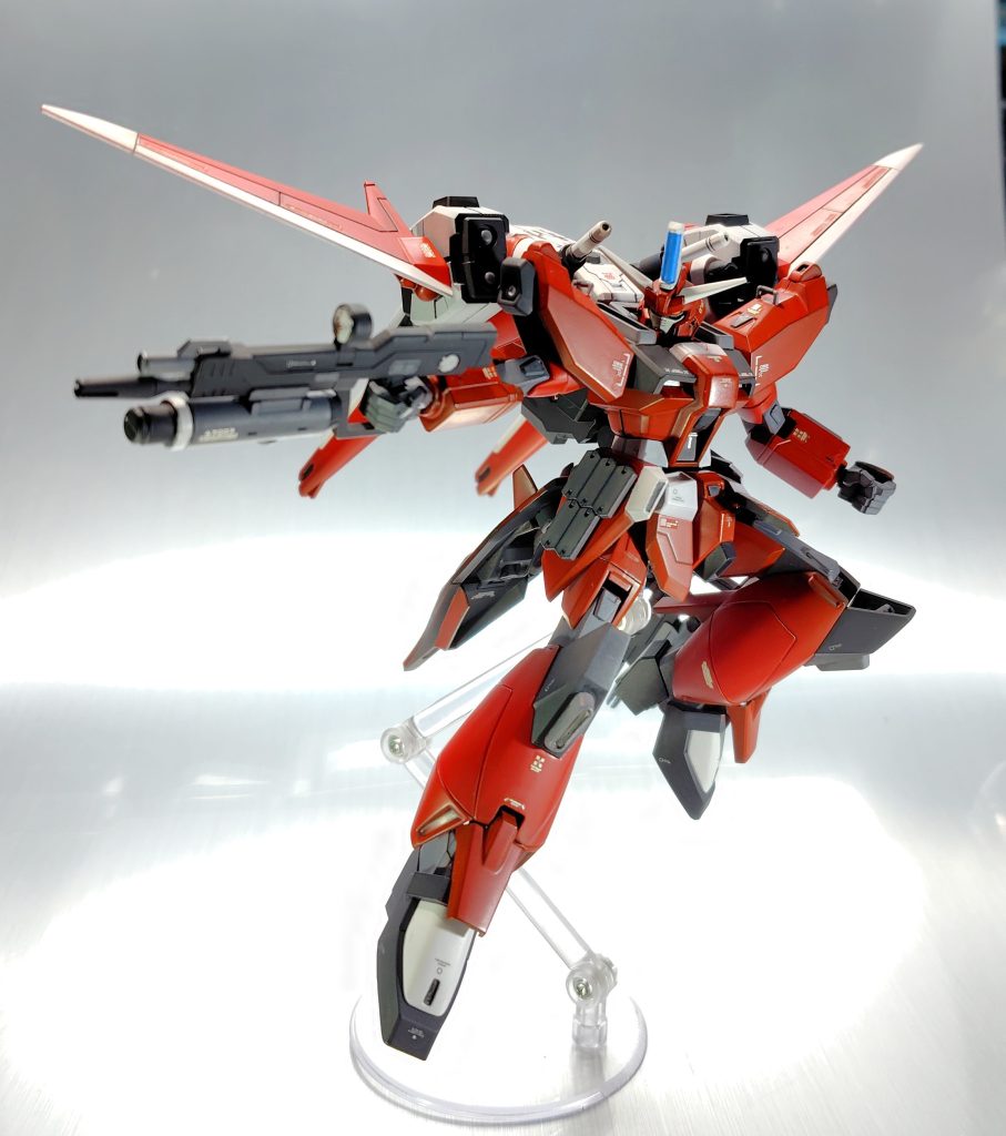 案外スタイルは結構良いので、本体のバランスは弄らず、兵装周り等気になるところを粛々と。・頭頂部トサカ横だけゴッソリ削り(ホントに結構削ったので穴が空いてしまいパテ埋めして整形)、フェイス部をハイニューに換装。悪評なお顔も何とかなったかと。・飛行形態のもうちょっと感をなんとか。ゼータの股関節のように腿を外側に広げて膝を目一杯曲げた状態にし、アムフォルタスプラズマ収束ビーム砲（以下ヴェスバー）と連なる感じの状態にして横幅と密度感UP。(変形用の専用部品作成。完全変形はチト無理でした…)　既存の頭隠しが機能していないので大きめの被り物を装着。またしても30MMのチルトローターの出番です。以前投入した105ダガーの時にも活用しましたが、なんだかんだ結構好きです♪見つけたら買っときましょう。・銃2丁持ちにしたのでシールド邪魔なんですが変形時には必要なので腰裏に装着。銃は丁度同じものが２つあったインパルスのモノを改造して持たせています(サイドアーマーの追加装甲を90度ズラし磁石でマウントできます)。大きくはこれらを弄らせてもらいました。あ、肩の端っこから生えてるサーベルは手が届かないので背中の被り物に生やしました。肩先端には何かバーニア的なモノをくっつけました。これでサーベルに手は届くし、柄下の先端開口したので人型/飛行形態関わらず、きっと何かがチュンチュン出るはずです。