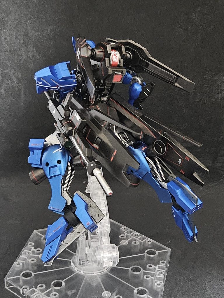 バックショット。背中に隙を感じさせない！…かは、分からないけどwww投稿ペースは、遅めですが、皆様2026年もガンプラライフを楽しみましょう😊本年もよろしくお願いいたします。