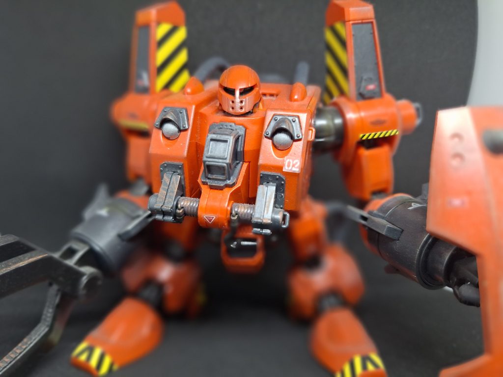 右側のクレーンフックは地震で落下した際に破損して行方不明です、