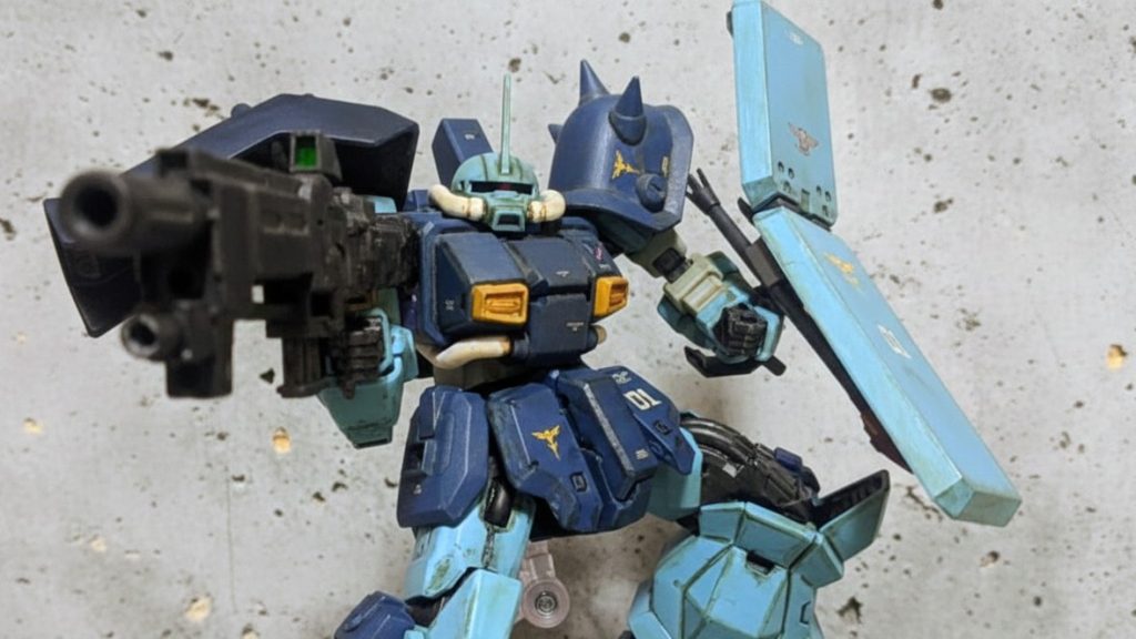 【武装①】試製ビームアサルトライフル強力なビームが発射可能な携帯兵器。なお、先端部の下方砲口からはビームサーベルとして機能があり銃剣としても使用も出来るビームアサルトライフルはコトブキヤのストライドライフルを小加工で取り付けてます。【武装②】ギラ・ドーガ用シールドマラサイの右肩シールドを参考にしたギラ・ドーガ用の防御装備。グレネードランチャーやシュツルムファウストも装備可能でウェポンラックの意味合いもある。後にそのままギラ・ドーガの装備として採用された。シールドもHGサイコギラドーガの余剰パーツをそのまま流用です。