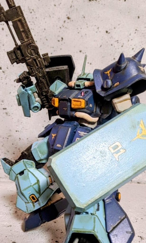 【機体設定と解説】かなり早い段階からシャアの新生ネオジオンに参加したマルコシアス隊隊長だったヴィンセントグライスナー。主力MSになるギラ・ドーガ先行量産機の配備以前にギラ・ドーガの武装およびオプション装備の試験用として専用のハイザックカスタムが与えられたという設定にしてあります。理由は試験用に保有してしたのがハイザックカスタムでありトランスパックシステムを導入しており、ギラ・ドーガのオプション装備にも影響を与えているというオラ設定にしてあります。なお、ギラ・ドーガのベースとなったマラサイはネオジオンを含むジオン残党の貴重な戦力だったのでハイザックカスタムが評価試験機として与えられたとのことです。ただし、このハイザックカスタム自体もスラスター推力の強化などのチューニングがされており、ベテランパイロットでないと乗りこなせないピーキーな面もある。