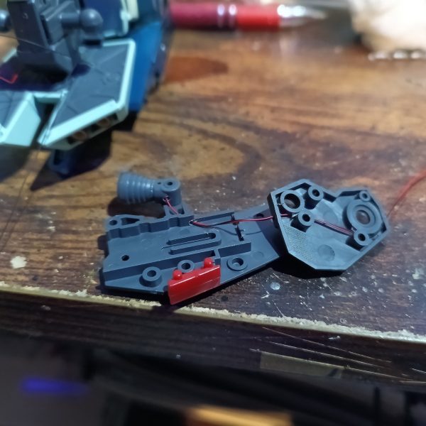 リアスカートのバーニアは写真撮り忘れました😅💦今回は台座を使ってパッケージアート風に飾るので大地には立ちません🤣😅💦（2枚目）