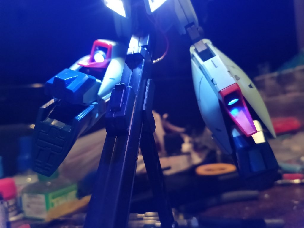 バックパックと脚部バーニアはブルー