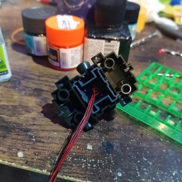 センサーはWAVEのクリアパーツに変更してグリーンを入れました☝️バーニアは6灯も😅💦何気にバーニア祭りになりそうな予感😅💦（3枚目）