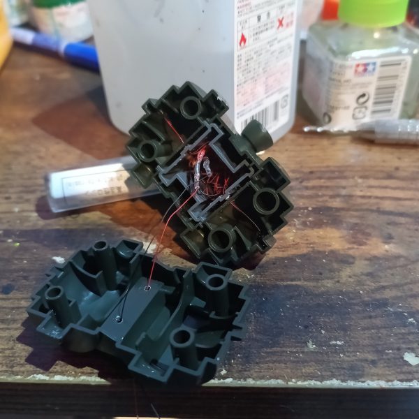 センサーはWAVEのクリアパーツに変更してグリーンを入れました☝️バーニアは6灯も😅💦何気にバーニア祭りになりそうな予感😅💦（6枚目）