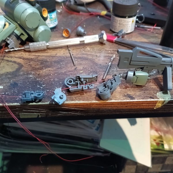 上半身結線完了です👍写真撮り忘れましたが、肩アーマーのバーニアにも入れてます😅👍（2枚目）