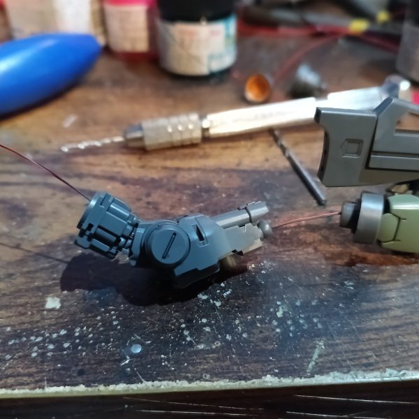 上半身結線完了です👍写真撮り忘れましたが、肩アーマーのバーニアにも入れてます😅👍（3枚目）