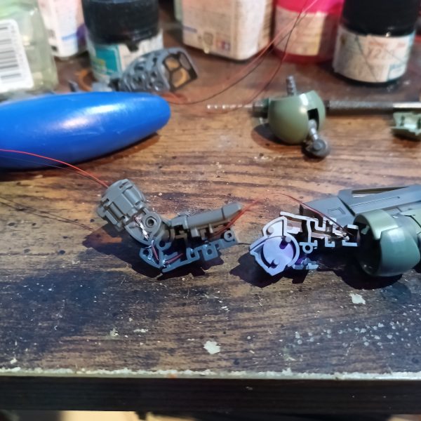 上半身結線完了です👍写真撮り忘れましたが、肩アーマーのバーニアにも入れてます😅👍（4枚目）