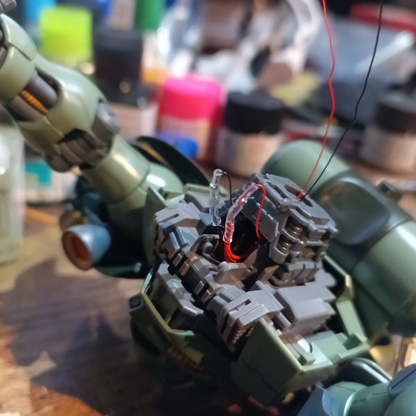 上半身結線完了です👍写真撮り忘れましたが、肩アーマーのバーニアにも入れてます😅👍（6枚目）