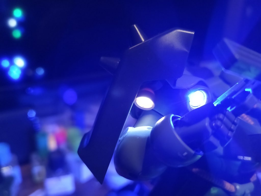 肩部のバーニア、正面はブルー、サイドはホワイトに色分け👍