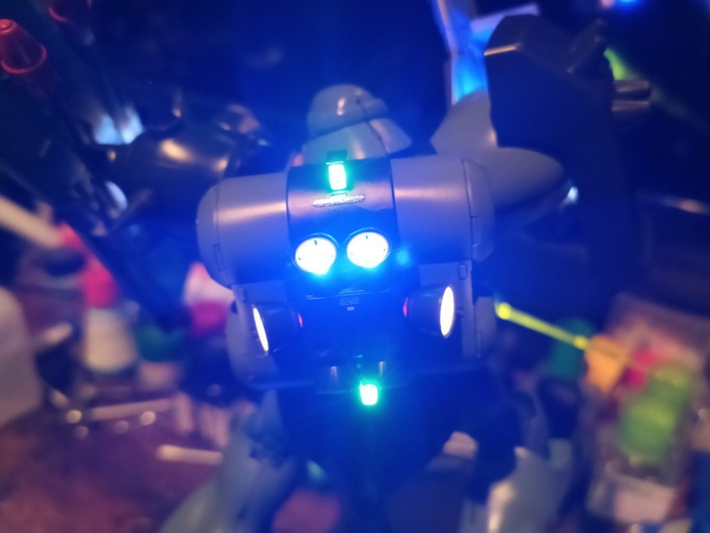 バックパックも上下向きと左右向きはブルーとホワイトで色分け☝️センサーはシール貼りでしたが、くり抜いてWAVEのクリアパーツで塞いでグリーンを入れてます👍