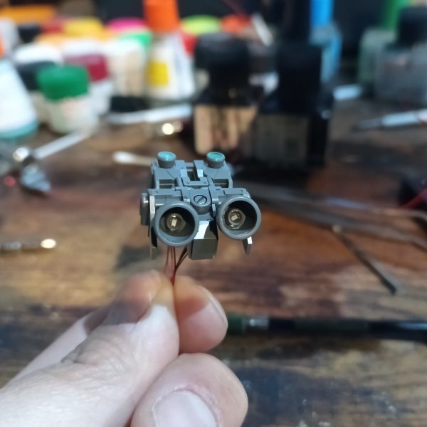 バックパックからスタート👍事前検証の結果、今回は入れる箇所が少ないので、バックパックの丸モールドをセンサーにみたてクリアパーツをハメてグリーンを入れてます👍（2枚目）