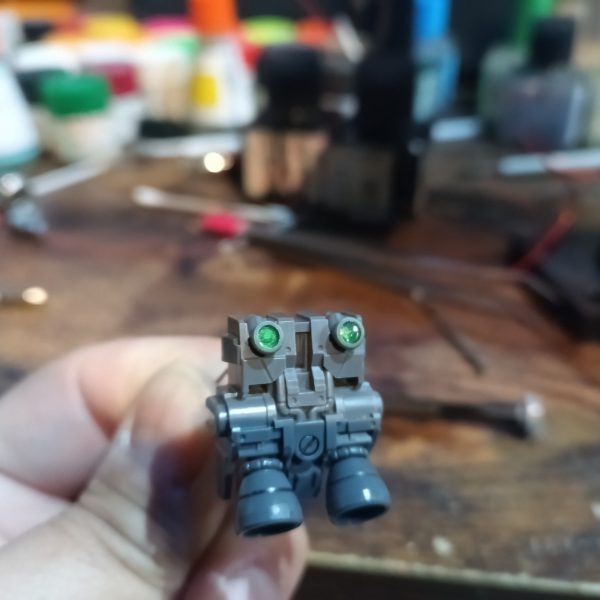 バックパックからスタート👍事前検証の結果、今回は入れる箇所が少ないので、バックパックの丸モールドをセンサーにみたてクリアパーツをハメてグリーンを入れてます👍（3枚目）