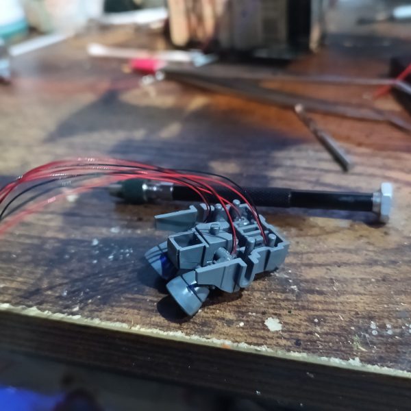 バックパックからスタート👍事前検証の結果、今回は入れる箇所が少ないので、バックパックの丸モールドをセンサーにみたてクリアパーツをハメてグリーンを入れてます👍（4枚目）