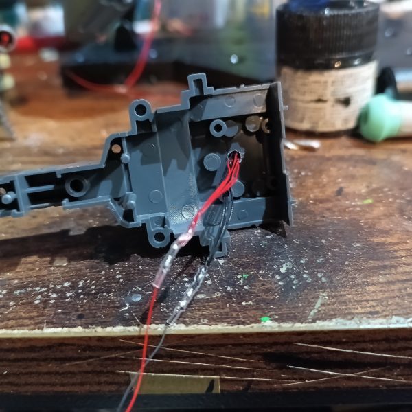 バックパックからスタート👍事前検証の結果、今回は入れる箇所が少ないので、バックパックの丸モールドをセンサーにみたてクリアパーツをハメてグリーンを入れてます👍（5枚目）