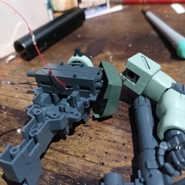 かなり中途半端ですが上半身の結線完了です😅💦上半身と腰部が一体化している珍しい構造、しかもモナカ割り😅💦ABSパーツは古いキットならではのギッチギチ😱💦（2枚目）