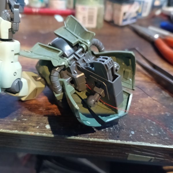 かなり中途半端ですが上半身の結線完了です😅💦上半身と腰部が一体化している珍しい構造、しかもモナカ割り😅💦ABSパーツは古いキットならではのギッチギチ😱💦（3枚目）