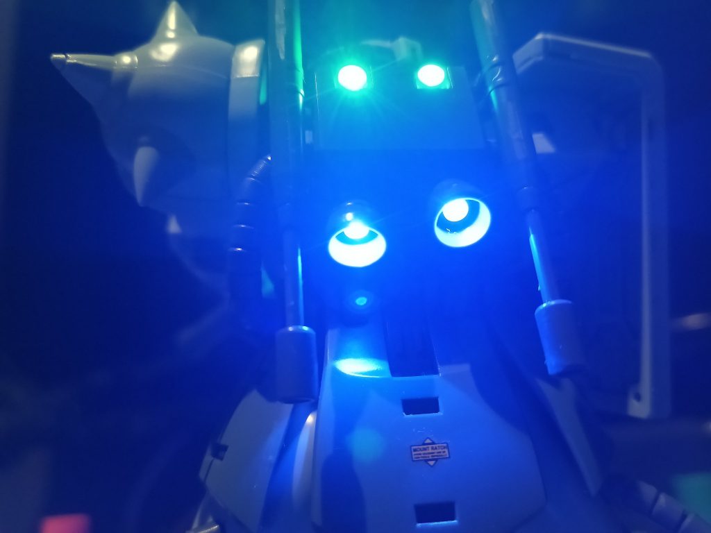 バックパック上部の丸モールドはセンサーに見立ててグリーンを入れました👍