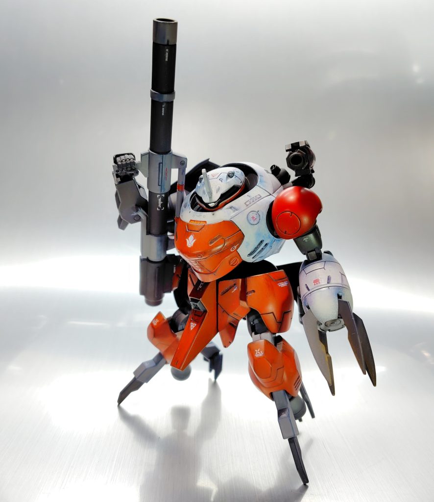 配色やマーキングからも鉄華団仕様っぽい感じですが、搭乗者等の妄想はできてません。改修は背中にランチャーっぽいのとセンサーっぽいもの背負わせました。ランチャー取付位置の様子見で最初に空けた3mm穴位置が気に入らなかったのでチョットズラしてもう一箇所空けたので不要な穴塞ぎでセンサーっぽいのを突貫で仕立てて装着です。パテでキレイに穴塞ぐより楽チンだからと言うのは内緒です。頭にツノつけて顔のモノアイスリットはこのキットには付属なかったのでランナー加工したもの装着して塞ぎました。モノアイは何かの銀色シールの端っこを貼り付けました。結構キラキラします。ランドマンロディライクな配色にして左肩をちょこっと赤くしました。この丸み/この形状だとどうしても赤くしたくなります。。吊りフックも付ければ良かったですね。忘れてました。デカール貼ってちょこっと汚し入れて完成です。