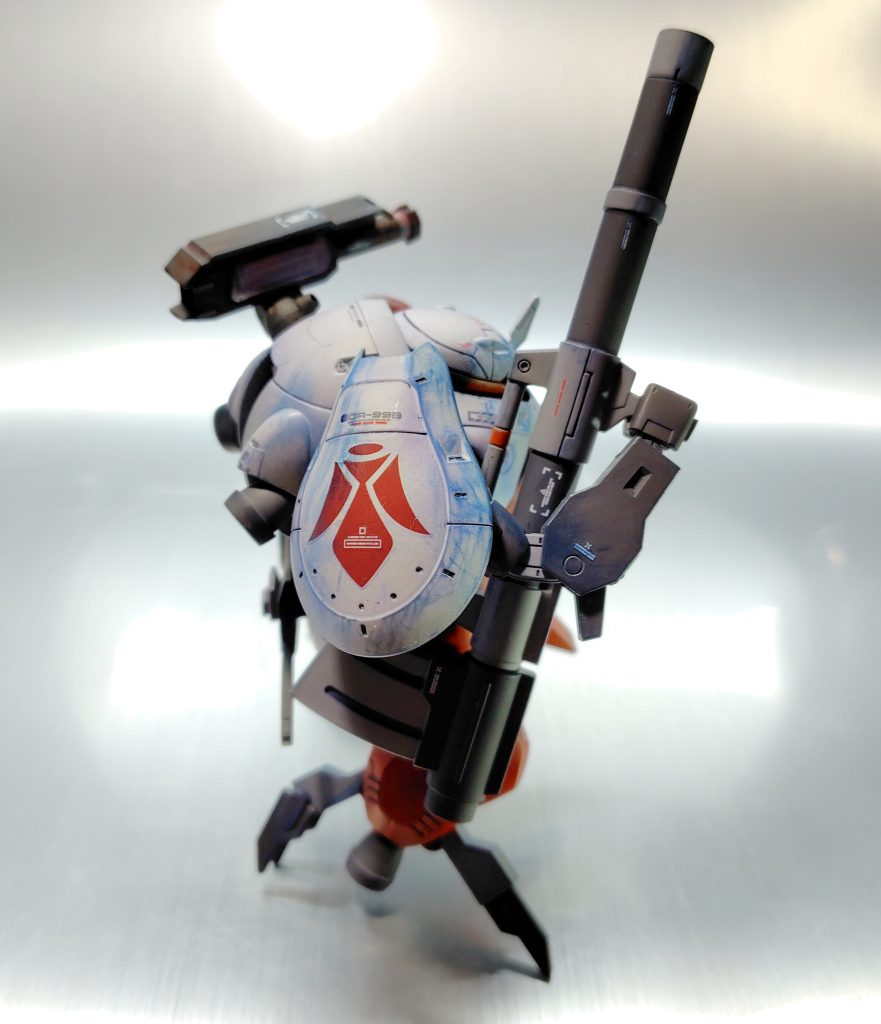 肩に装着したシールドの鉄華団マークの上下が逆ですがスペース的におさまりがいいので逆さにしてます。