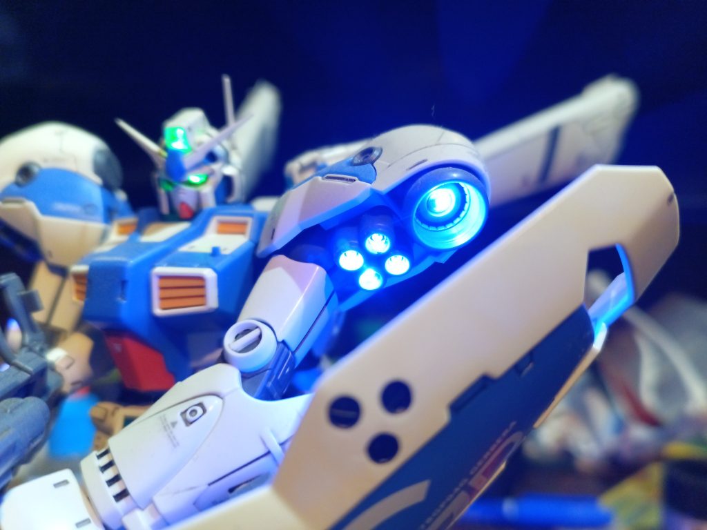 両肩部もしっかり入ってます👍いま思えばデカい方のバーニアは白にしとけば良かった😅💦