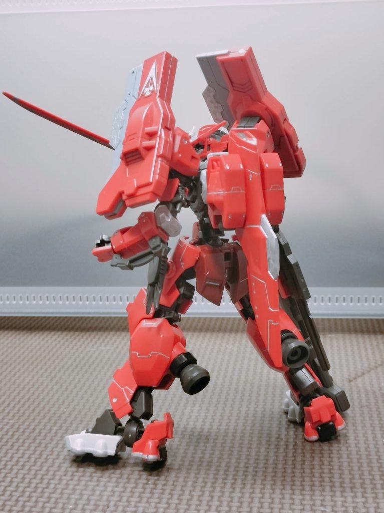 両肩のフライングユニットは他のパーツに換装できそうなのでミキシングもしやすい作りになっているかと思います。ほかの方の作例も是非ご覧あれ。