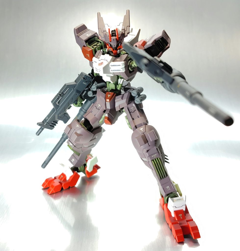 これといった改修は行なっておらず、銃２丁持ちにしただけですね。さすがに下腕の長物はトンファーではないのですが銃火器的なものとしてつけてます。全体に妙なデザインは気に入ったのですがどーにも配色がグッとこなかったので地味めな感じのオリカラ変色です。しかしこの配色もウ～ン感は否めないぃなぁ。。。