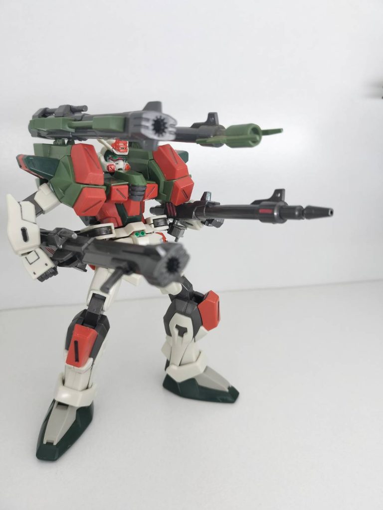 オマケ頭交換したバスターはバイザー削って、ツインアイの露出度アップしました。