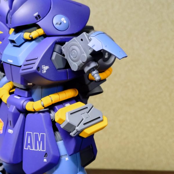 肩ブロック省略してフレームの細い箇所丸見えなのが気になりまして、ブキヤのパーツくり抜いてスリーブ作ってみましたが…まだ上腕との段差が解消されません（2枚目）