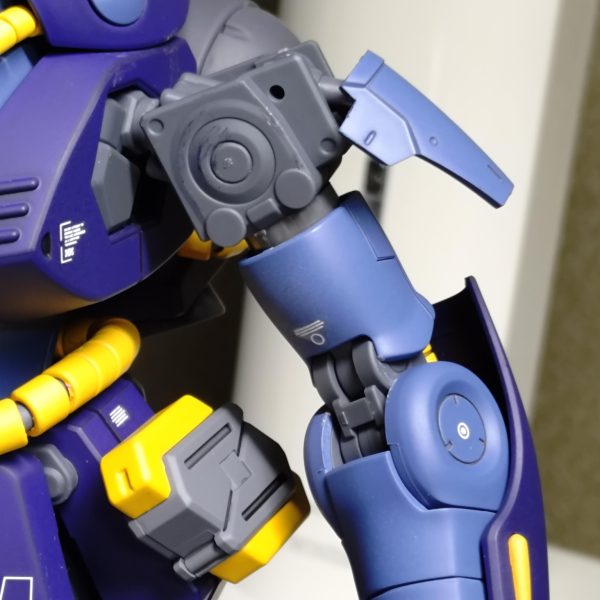 肩ブロック省略してフレームの細い箇所丸見えなのが気になりまして、ブキヤのパーツくり抜いてスリーブ作ってみましたが…まだ上腕との段差が解消されません（3枚目）