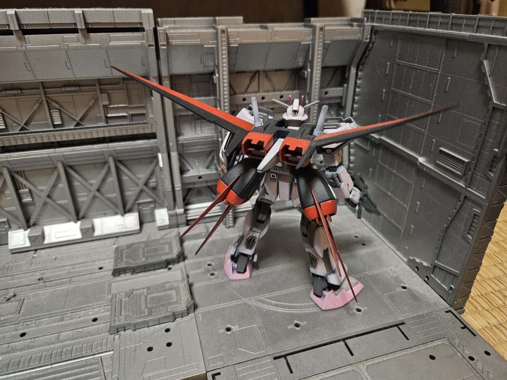 エールストライカーのウィングはアニメを参考に延長、大型化しているあとビームサーベルホルダーもスカイグラスパーを予期して前後に倒れるように可動化している