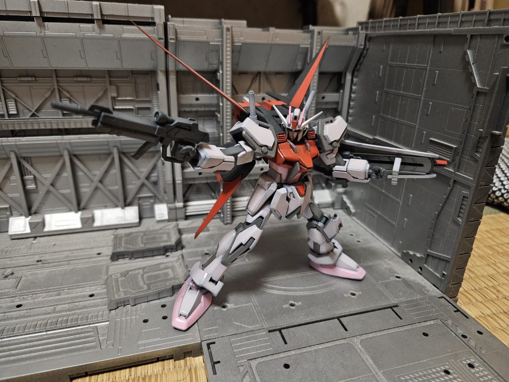 SEED撃ちこの時嵌ってたのかシールドグリップはなぜか別パーツ、可動化しているエールストライカーの肩部のフィンはくり貫いて一枚一枚、別パーツ化している