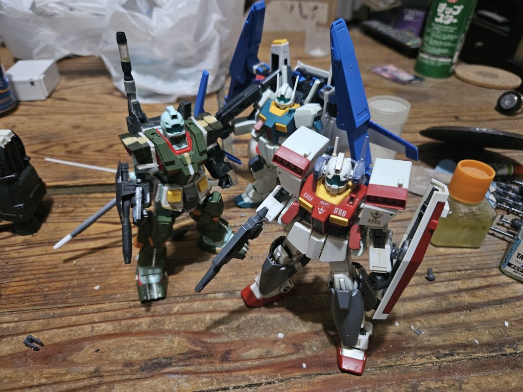 作品名：ジム三兄弟<p>ジム三兄弟😁 フルアーマー装備でジェネレーター出力も底上げした三男 Gディフェンサー装備の長男 ウェポンテスターで第二ネオジオ時の装備の次男</p>
