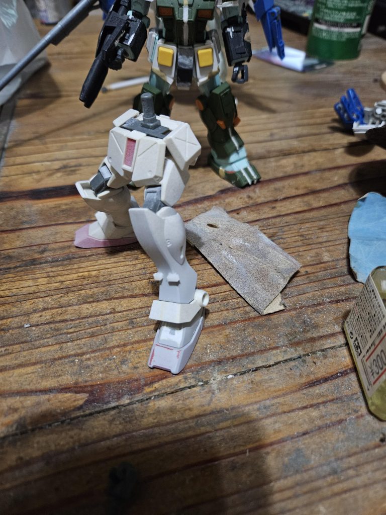 作品名：ジムコマンド<p>相変わらずジムを弄っております(^^; ジムコマの脛のよくわからんディテールをプラ棒で… これMGだと無かったけどなんなん(‘_’?)アブソ？</p>
