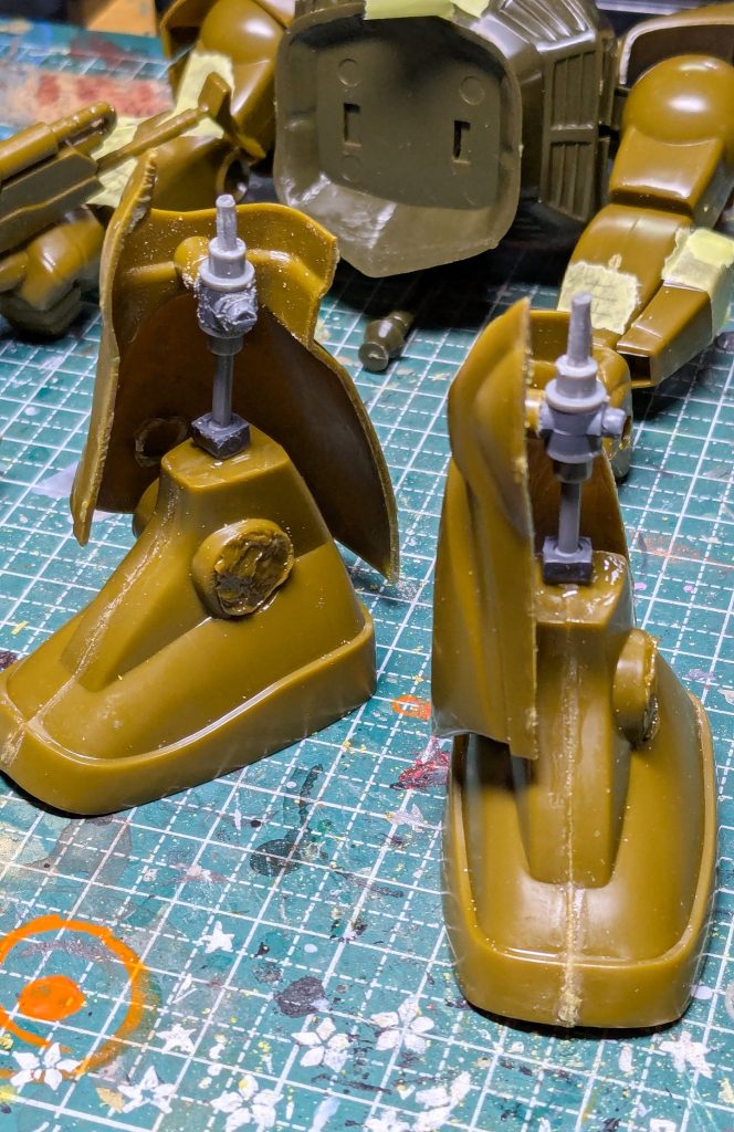 脚の骨組みは、膝と足首延長を優先し、手持ちの物で合わせながら調整。&nbsp;