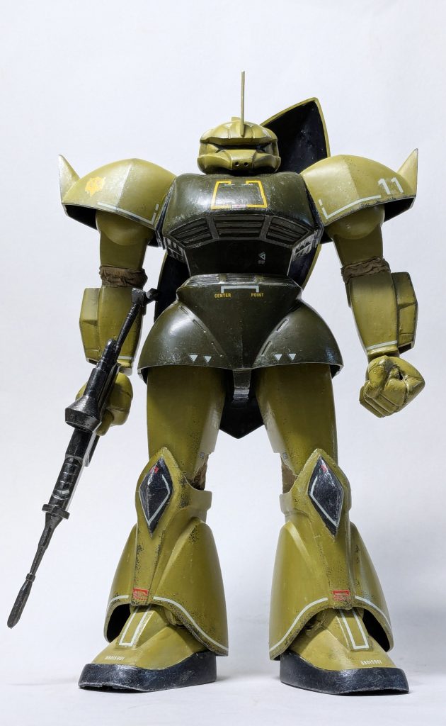 肩装甲の可動化は行わず、キットのままです。弄ったのは下肢、膝の菱形部分の盛り上げ、拳、頭部の後ハメ加工くらいです。立ち姿優先にしたので、可動域はキットと変わらず、肘は固定にしています。