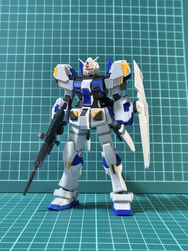 改修は首0.5mm、胴体1mm、フロントスカート1mm、太もも2mm延長。頭部はORIGINガンダムをベースに形状変更。シールドの接続基部を短くして腕との隙間を小さくしました。