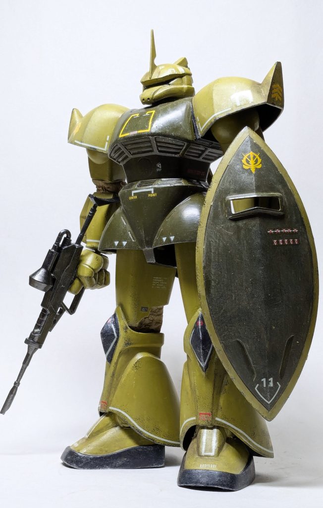 シールド持たせると、旧キットのは小さいなぁ〜と感じます。