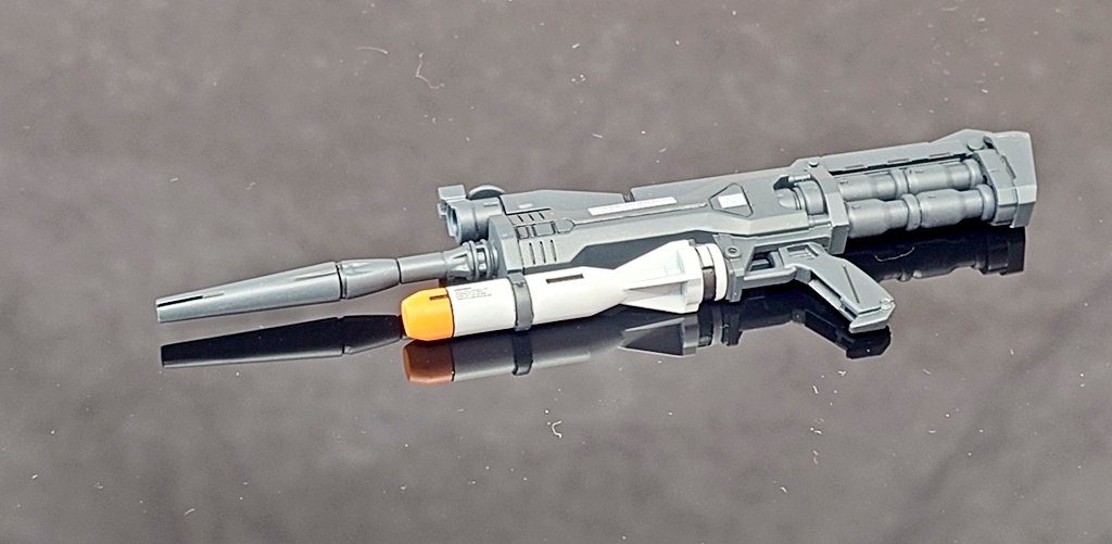 ビームライフル銃身下部のグレネードを塗り分け、センサーはハイキューパーツのVCドームに変更。グレネードの塗り分けのイメージは地球軍の核ミサイルです。アズラエル理事もニッコリな仕上がりになっていること間違いなしw