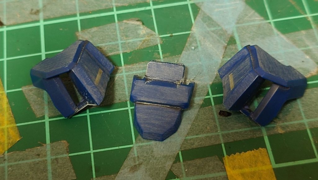 胸部パーツはヤスリがけしやすくするために、一旦三分割して塗装しています。