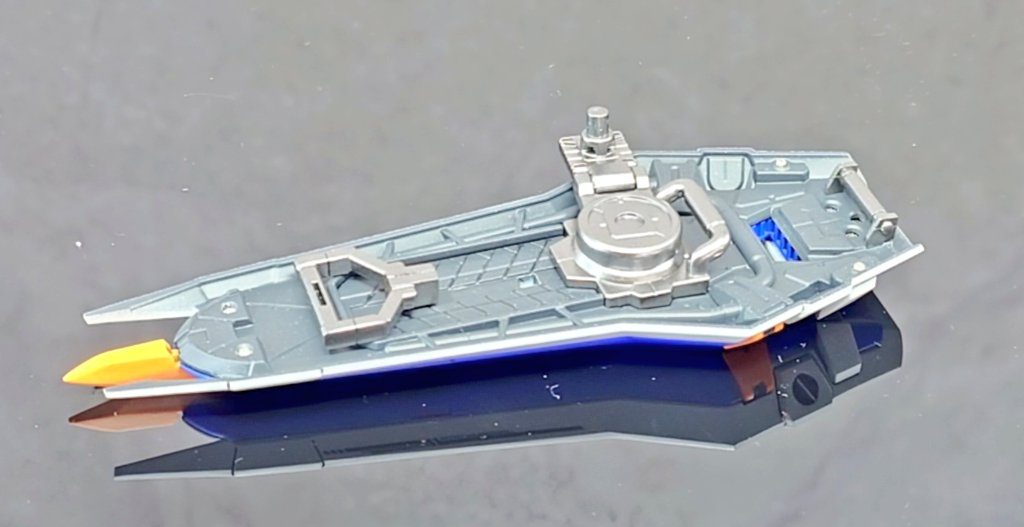 シールド裏面前後で塗り分けて、穴にはマイナスパイル、上部の3つのスリットは開口してメッシュを入れてみました。