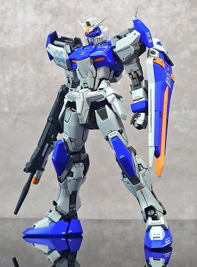 フル装備して正面。スプリッターに挑戦することも考えましたが、PS装甲は色によって強度が変わるので、色を変えた意味も考える必要があるので却下し、本体はカラーリングはよりシンプルに、デカールで遊びを。カラーリングの遊びはビームライフルのグレネードでw