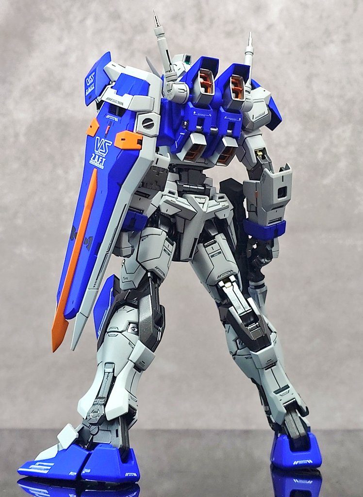 フル装備背面。曖昧なモールドを起こし、ちょっとスジボリを足しただけですが、かなり密度のある仕上がりになったかと思います。さり気なく、ビームサーベルのグリップはソケットピンを取り付けています。