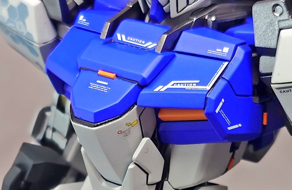 デカールの遊び内容からシンプルな機体故に淡白な感じになるのを回避するため、本体左胸部、左膝、左足にRAYVEデカールを組み合わせて作ったラインデカールを貼ってみました。スタイリッシュなイメージがプラスされたかなとおもいます！