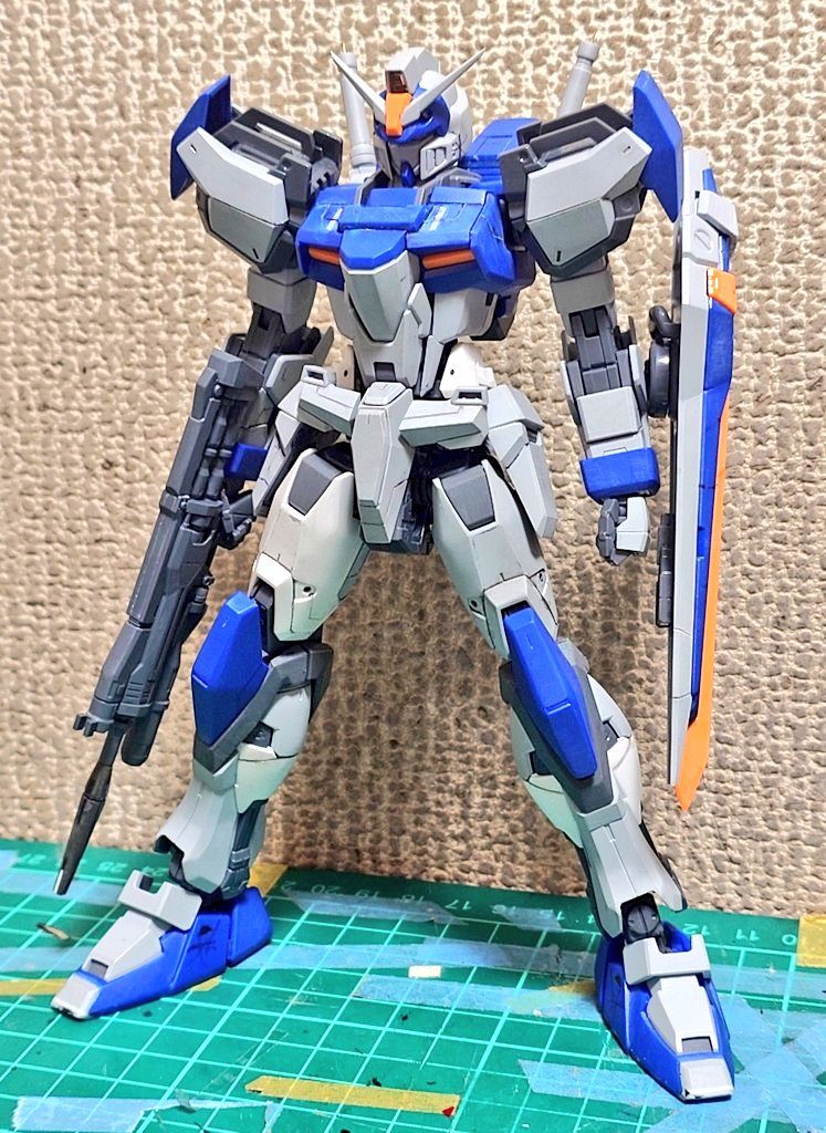 サフ前。本体の改修ポイントズラリと書いていきます。頭部元々超カッコいいんですが、今回はアンテナシャープ化だけでなく、頬当てもガッツリ削り込んでシャープにしてイケメン度をググッと引き上げました。胴体なんやかんやここが一番大変なポイントでした。定番のAS接続部埋めはともかく、１ミリ延長、上腹部の面出しで真っ平らに、してシャープ化、下部コックピットハッチc面出し、下腹部をストライクのものに置換、こちらもC面作ってスリット広げてスタイリッシュさを強調肩アーマーディテールをプレーン化して、尚且つパリッと。ディテール潰したのはバランス調整の意味合いが強いです。太もも正直難しいポイントかなとwディテールは一旦プレーンにし、マルイチモールドはくり抜き、ハイキューパーツのHSリベットを入れて対処しました&nbsp;膝アーマー膝アーマー丸すぎぃぃぃい！！ということで、基本的ににはカクカクさせて、側面はふくらはぎの丸みとのシナジーを考慮してやや丸く仕上げました足もうダルダル過ぎて目も当てられませんので、爪先をプラ板で１ミリ延長した後ゴリゴリ削ってシャープにしています。