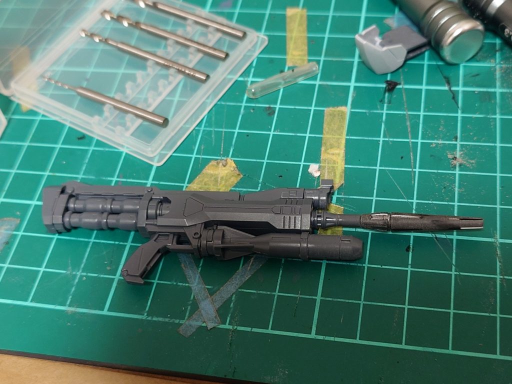 ビームライフル劇中のボリュームを考えると銃口が寂しいので、銃口をRGユニコーンのビームマグナムに置換し、スリットは一部塞いでます。後はグレネードのカラーリングを変更して遊びを持たせました。