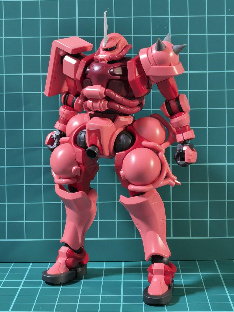 プロポーションは特にいじらず、スパイクアーマーとアンテナを市販パーツに交換してモノアイをクリアパーツにしています。