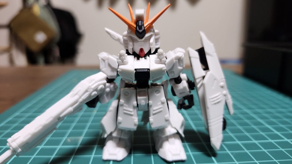 元々はこんなお顔。腰ほっそいです。